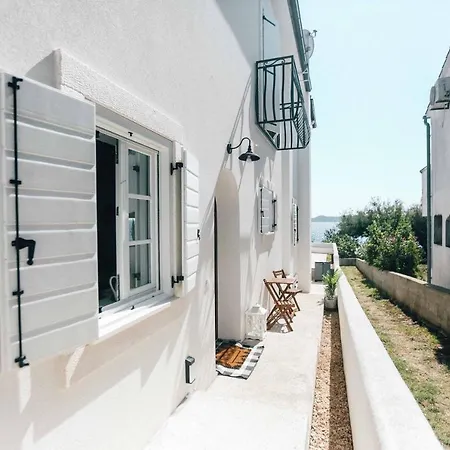 Apartment Seafront House - First Row To Sea