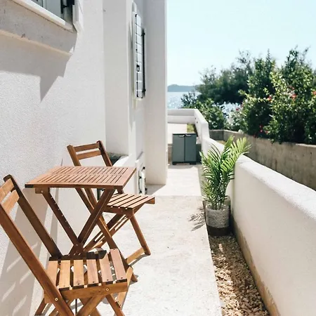 Apartment Seafront House - First Row To Sea
