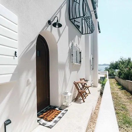 Apartment Seafront House - First Row To Sea *