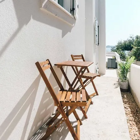 Apartment Seafront House - First Row To Sea