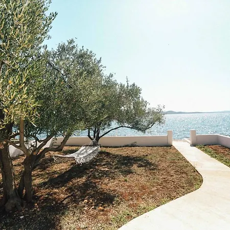 Apartment Seafront House - First Row To Sea